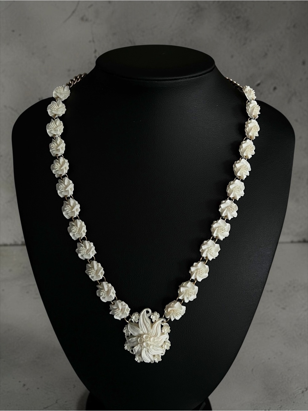 💖 Vintage Carved Celluloid Floral Necklace 💖